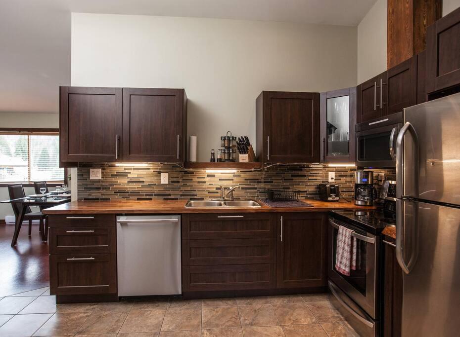 The Best 2 Bedrooms Suite In Revelstoke! 외부 사진