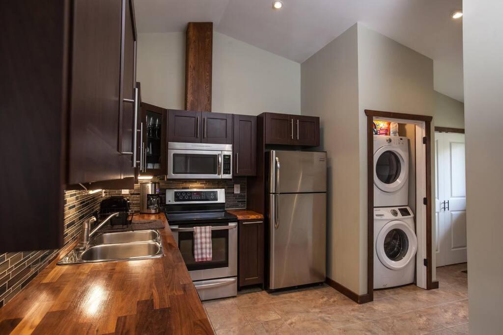 The Best 2 Bedrooms Suite In Revelstoke! 외부 사진