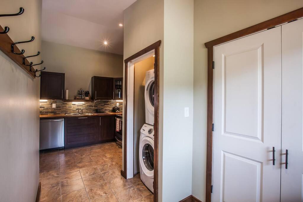 The Best 2 Bedrooms Suite In Revelstoke! 외부 사진